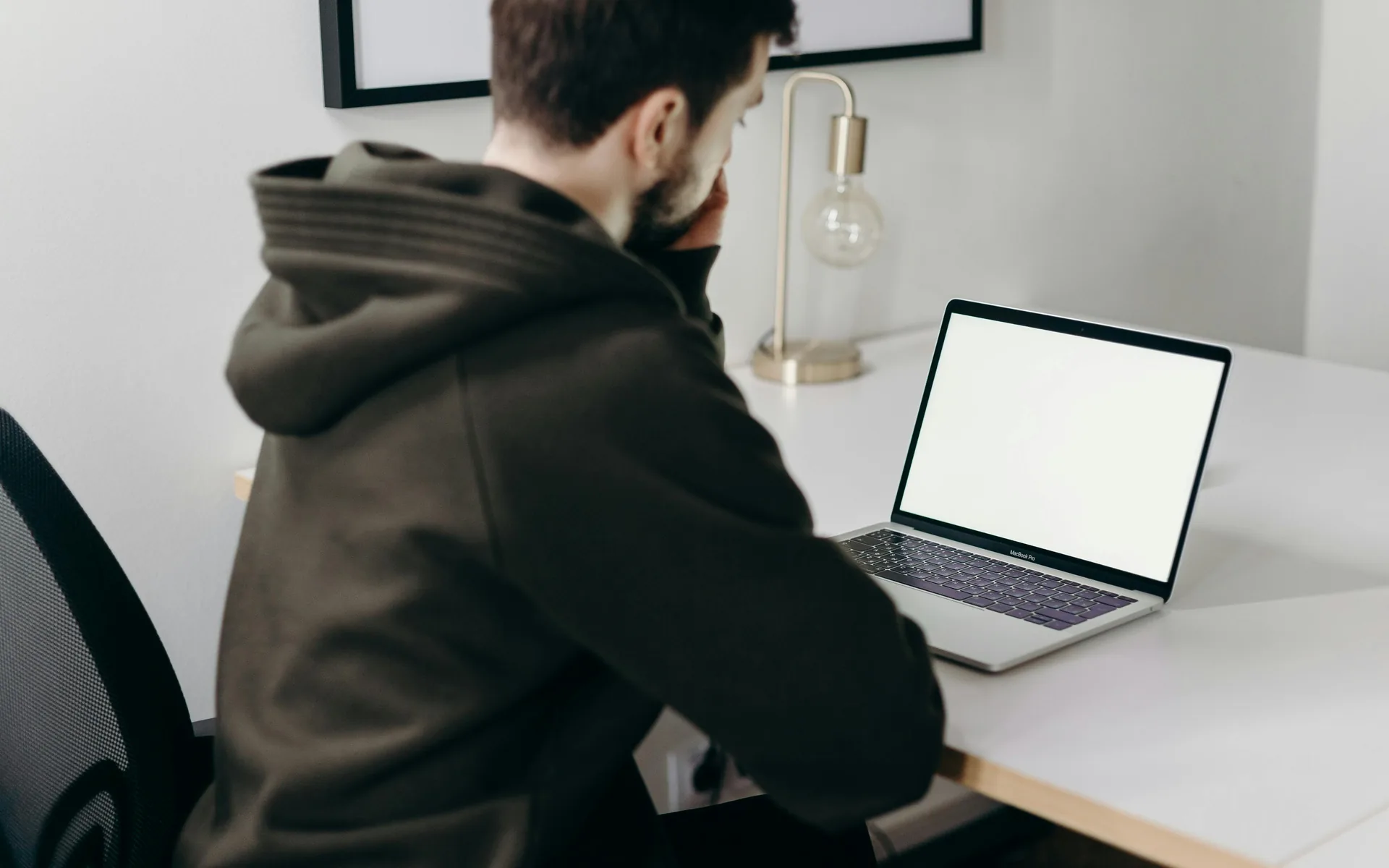 Pessoa concentrada trabalhando no laptop